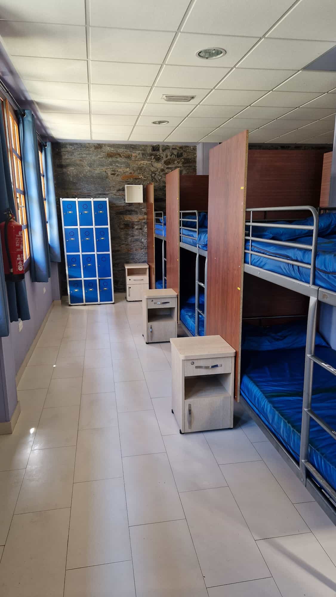 albergue villa de luarca camas individuales y taquillas para peregrinos