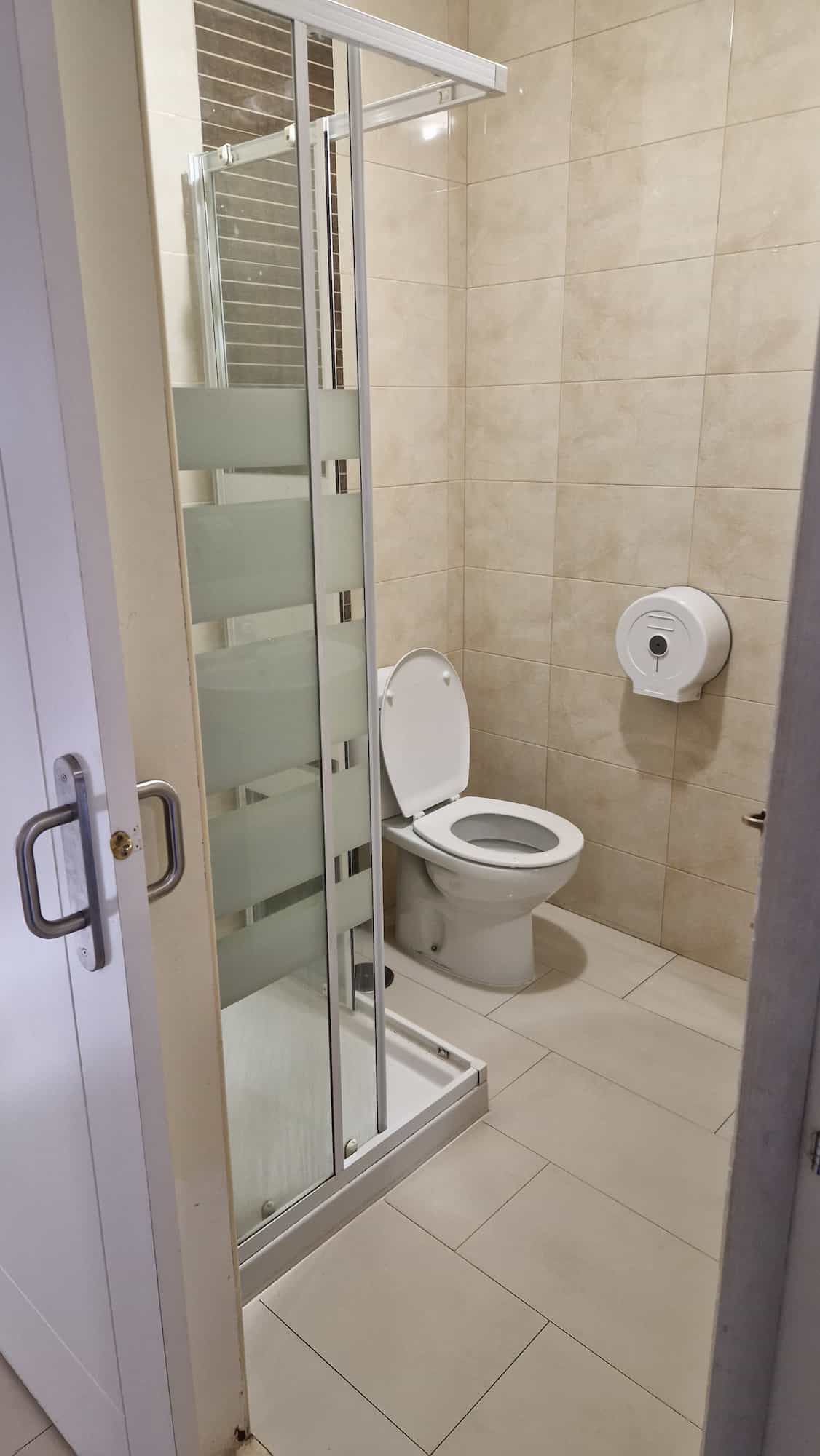 albergue villa de luarca baño equipado